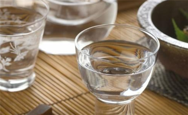 喝白酒的小技巧：白酒怎么喝不辣喉嚨？