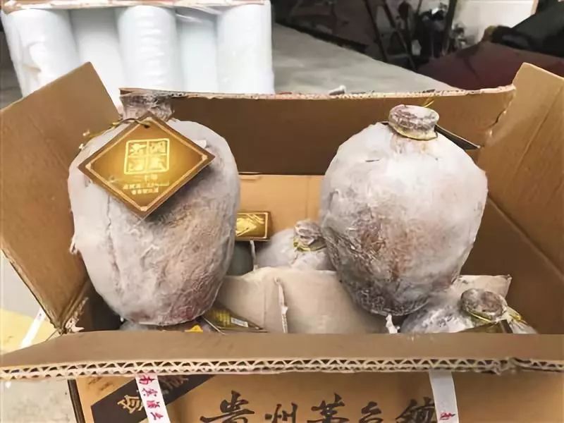 茅臺鎮(zhèn)洞藏酒：記者暗訪，網(wǎng)絡(luò)上網(wǎng)紅售賣“茅臺鎮(zhèn)洞藏酒”是爛酒！酒體只要1塊錢！