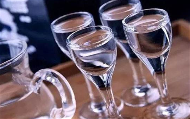 白酒燒胃疼怎么辦？禁止吃止疼藥，要養(yǎng)胃解酒！