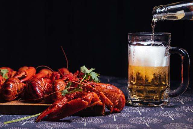 龍蝦搭配什么一起吃？龍蝦不宜搭配啤酒，容易引發(fā)痛風(fēng)