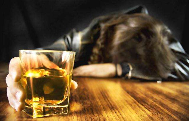 喝多了喝什么飲料解酒？喝牛奶緩解酒精吸收。