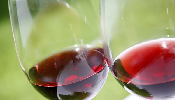 紅酒染色是怎么回事？什么樣的葡萄酒容易造成染色？