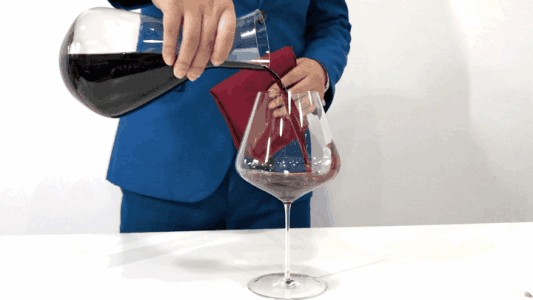 紅酒不用醒酒器醒酒的方法，沒(méi)有醒酒器可以用攪拌器醒酒