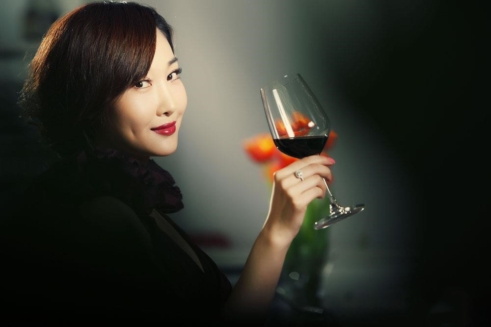 喝紅酒對女人的皮膚好嗎？喝紅酒有助于抗氧化和美白嫩膚。