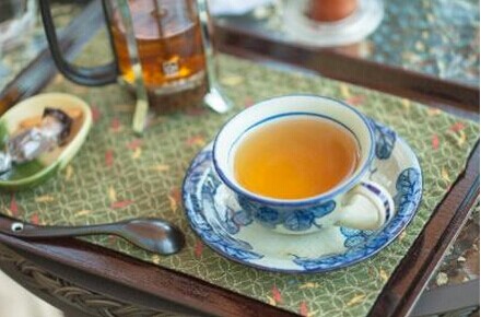 紅茶與紅酒功效是什么？紅茶與紅酒搭配功效互補(bǔ)。