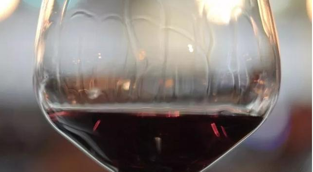 紅酒掛杯是怎么回事？跟紅酒品質(zhì)有關(guān)系嗎？