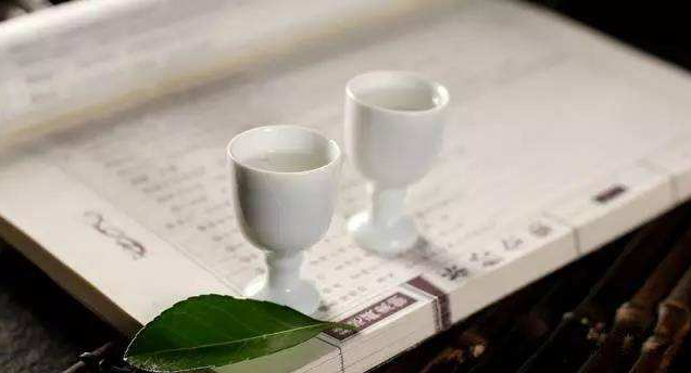 每天喝點(diǎn)白酒vs滴酒不沾，哪個(gè)對(duì)身體更好？