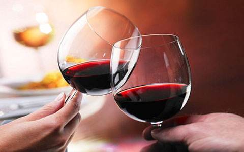 紅酒的正確飲用步驟是什么？如何描述紅酒的口感？