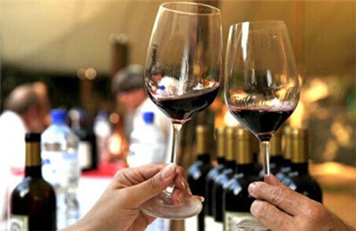 怎么持紅酒杯？喝紅酒怎么碰杯？