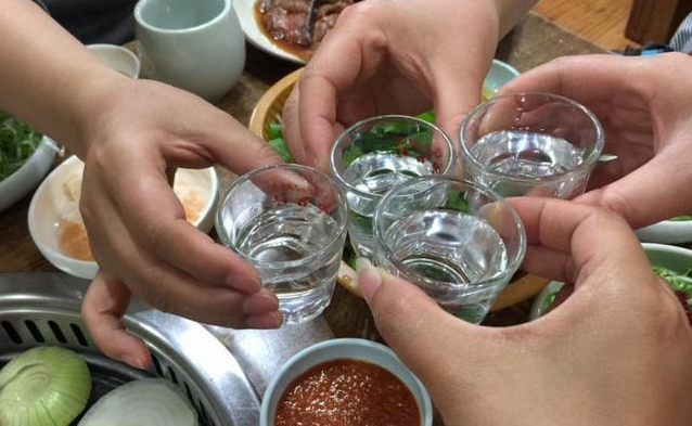喝酒臉白是怎么回事？趕緊來看看醫(yī)生怎么說