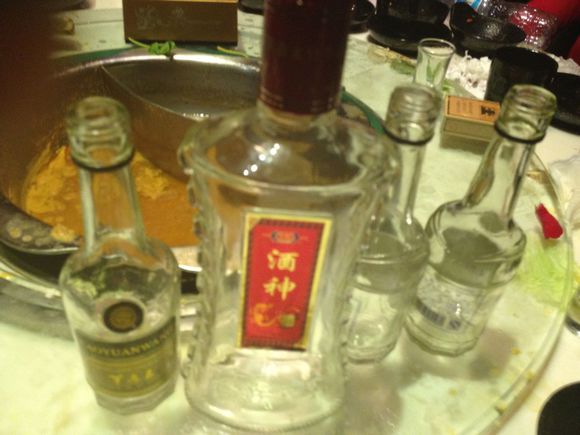 喝完白酒再喝啤酒有什么危害？啤酒跟白酒哪個危害大？