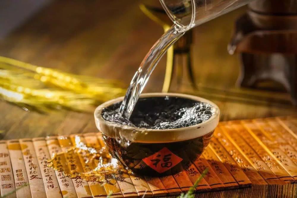 經(jīng)常喝啤酒和白酒的區(qū)別是什么？白酒和啤酒哪個喝了對身體好？