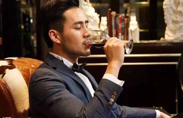 長期睡前喝紅酒的壞處是什么？晚上什么時間喝紅酒最好？