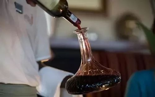 紅酒換瓶是什么意思？紅酒為什么要換瓶醒酒？