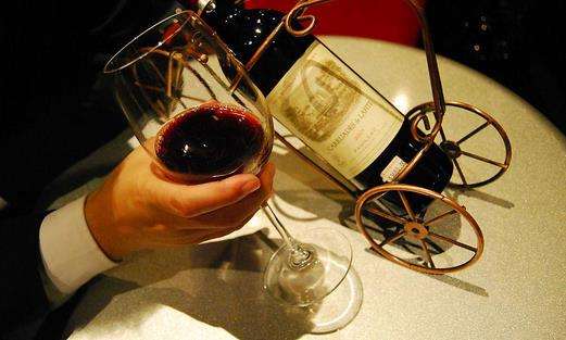 喝完紅酒不能吃什么？喝紅酒不能吃榴蓮、柿子等