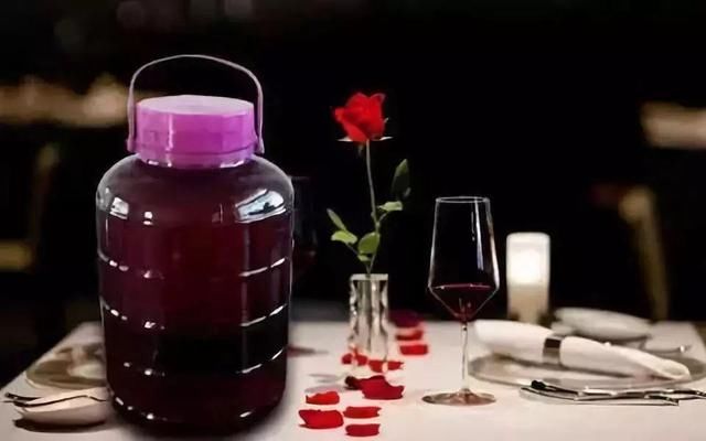 紅酒偏酸怎么辦？變酸的紅酒還能喝嗎？