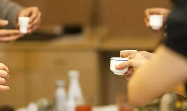 酒量和什么有關(guān)系？怎么提高的酒量？