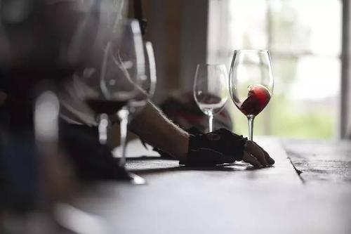 紅酒為什么要搖？怎樣正確的搖酒杯？