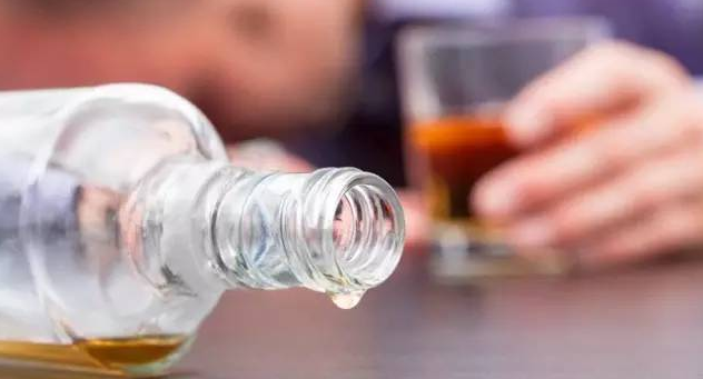 酒為什么會(huì)使人醉？主要是酒精的作用