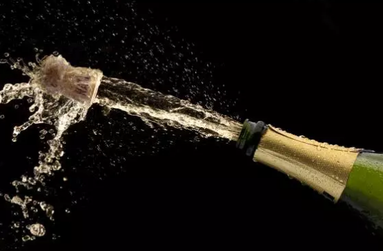 香檳配什么好喝？喝香檳酒適合搭配什么菜？