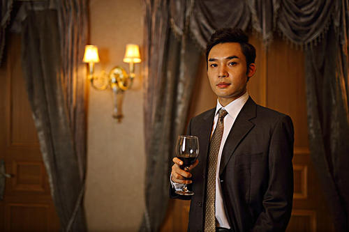 紅酒杯的正確持杯姿勢是怎樣的？如何正確的碰杯？