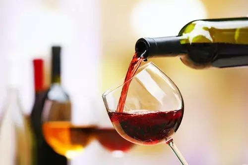 一瓶紅酒可以倒多少杯？一瓶紅酒可以倒五杯