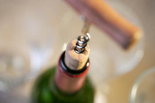 紅酒怎么開瓶塞？沒有開瓶器如何打開紅酒？
