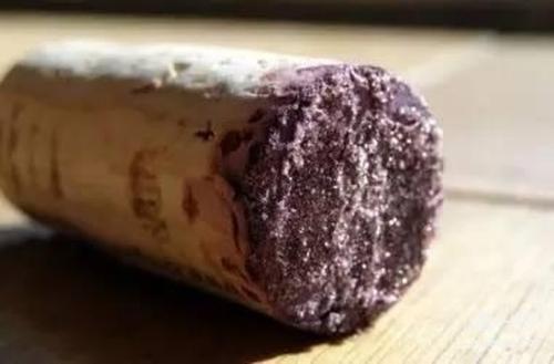 紅酒木塞發(fā)霉了還能喝嗎？什么樣的紅酒木塞會(huì)發(fā)霉？