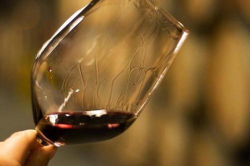 紅酒為什么要用高腳杯？什么紅酒比較好？