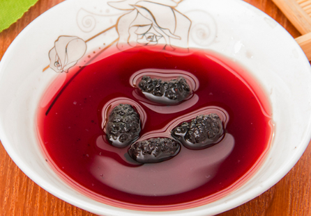 自釀的桑葚酒保質(zhì)期是多久？桑葚酒過期了還能喝嗎？