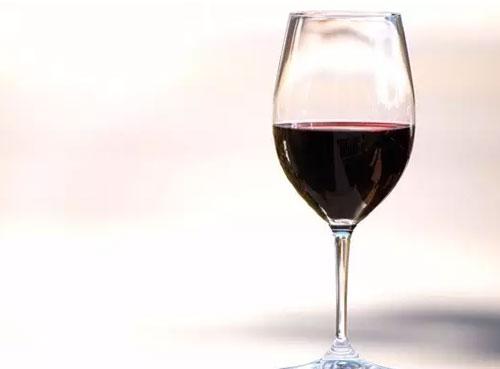 如何避免喝葡萄酒嘴巴變黑？為什么喝葡萄酒嘴巴會(huì)變黑？