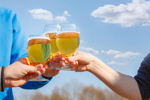 喝啤酒肚子脹怎么辦？喝啤酒不容易醉的訣竅是什么？