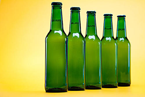 啤酒瓶為什么大多都是綠色的？綠色啤酒瓶成本更低。