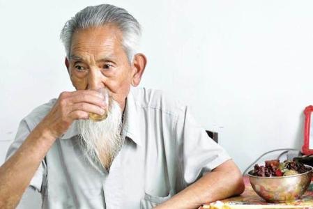 老年人喝什么酒比較健康？飲酒以后補(bǔ)充維生素B。