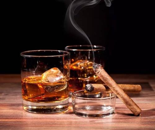 喝洋酒應(yīng)該用什么杯子？洋酒的酒杯應(yīng)該怎么拿？