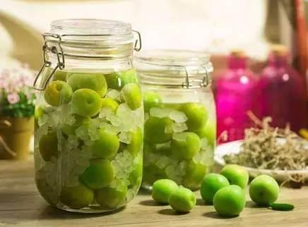 用什么酒可以制作梅子酒？制作梅子酒可以用燒酒、清酒或白蘭地。