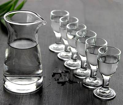 茅臺酒送的小酒杯有什么作用？喝白酒要用什么酒杯？