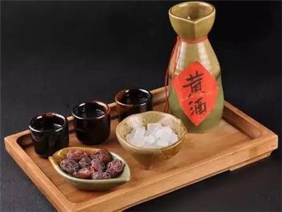 女人什么時(shí)候喝黃酒比較好？女人來月經(jīng)或者生小孩期間可以喝黃酒嗎？