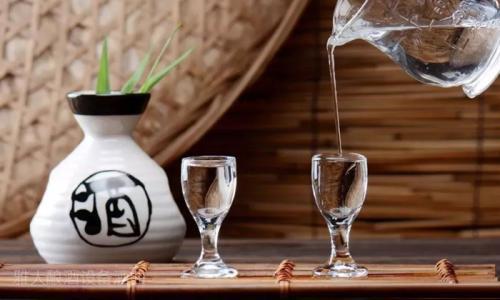 不同種類的白酒可以混著喝嗎？不同種類的白酒不建議混合喝。