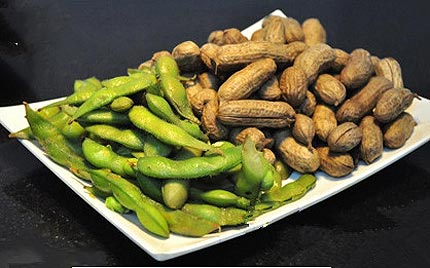 毛豆和啤酒可以一起吃嗎？毛豆和啤酒長期吃會導(dǎo)致關(guān)節(jié)變形。