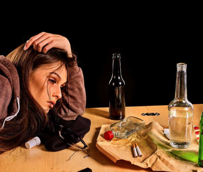 女性經(jīng)期可以喝啤酒嗎？經(jīng)期喝酒有什么危害？