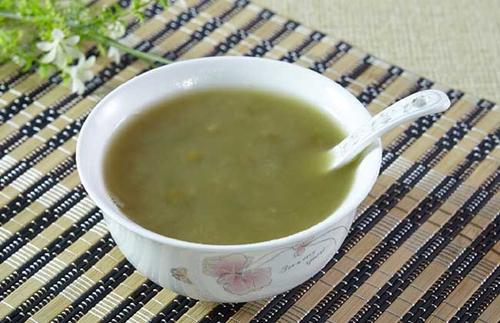 喝啤酒可以喝綠豆湯嗎？綠豆湯和啤酒不能和什么一起吃？