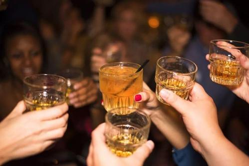 喝啤酒真的可以豐胸嗎？喝啤酒可以豐胸。