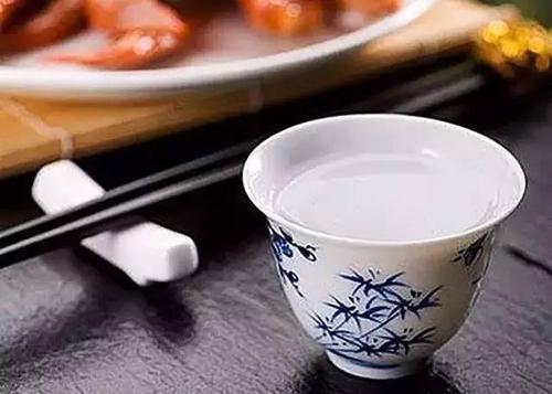 芝麻香型白酒和醬香型白酒、濃香型白酒有什么區(qū)別？芝麻香型白酒有什么優(yōu)勢(shì)？