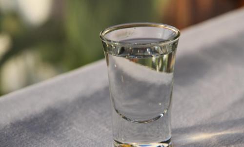 白酒是屬于寒性還是熱性？白酒屬于寒性食物。