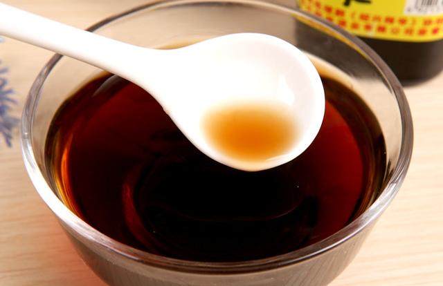 睡前可以喝黃酒嗎？晚上睡覺前喝黃酒好不好？