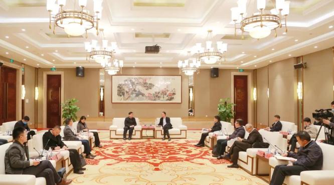 茅臺集團(tuán)董事長高衛(wèi)東與中國青基會理事長郭美薦座談
