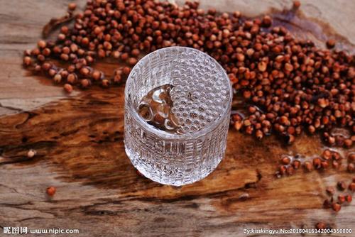 如何根據(jù)酒花大小判斷白酒度數(shù)？酒花越大消散越快度數(shù)越高。