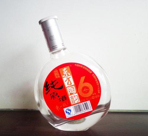 濃香型白酒的釀酒原料是什么？濃香型白酒的制作工藝有什么特點？