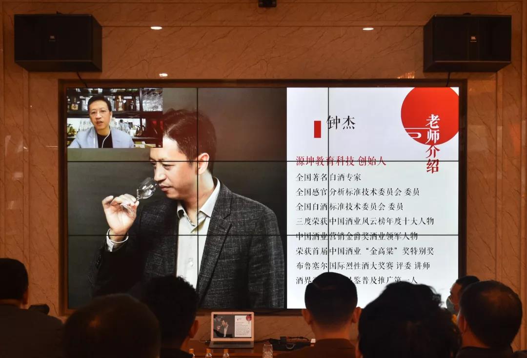 引近萬人圍屏熱議醬酒，龍國宴直播首秀，不只是走紅？